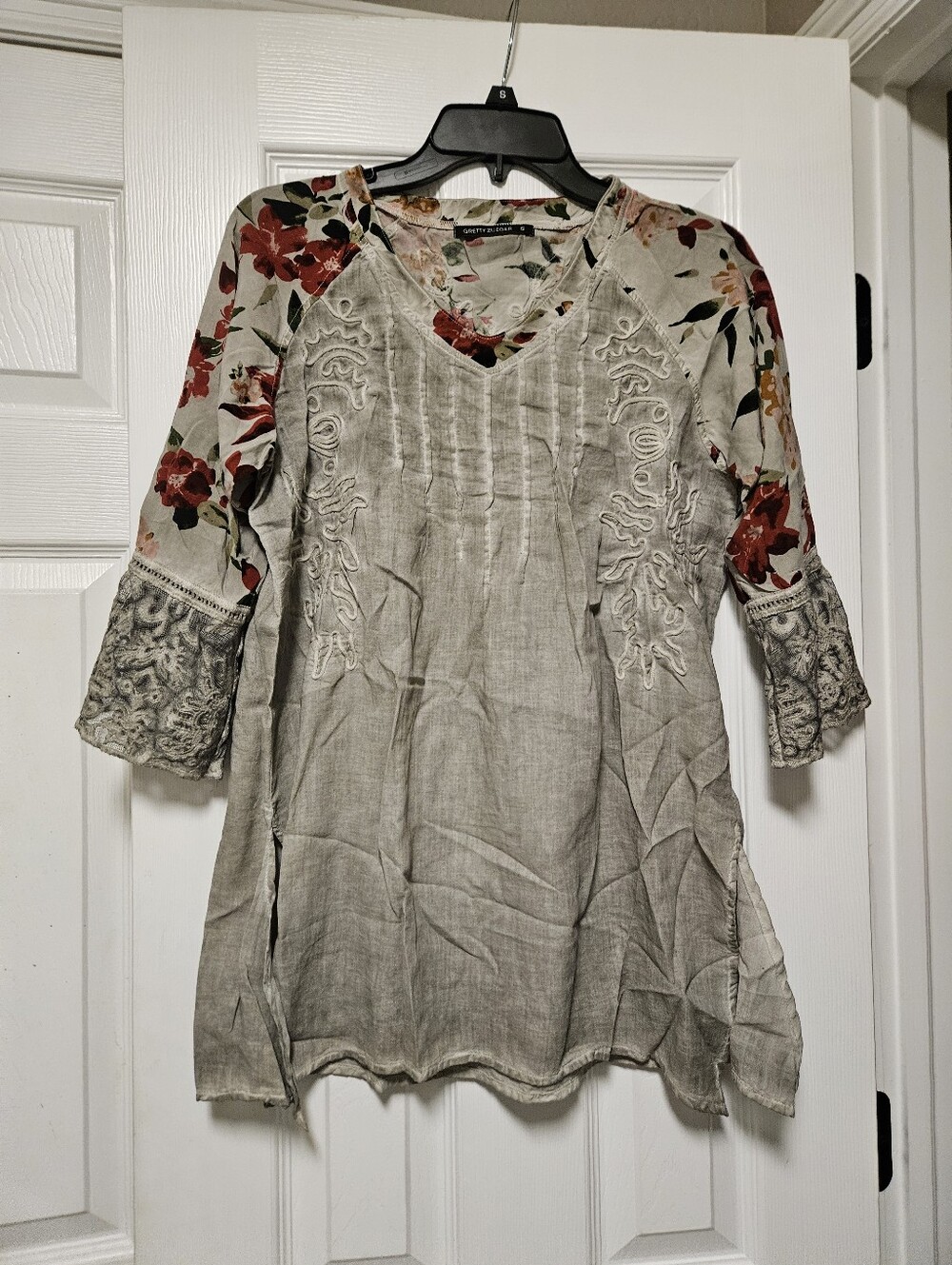 Gretty Zueger Gray Floral Sleeve Embroidered V-Neck Women's Top NWOT Small
